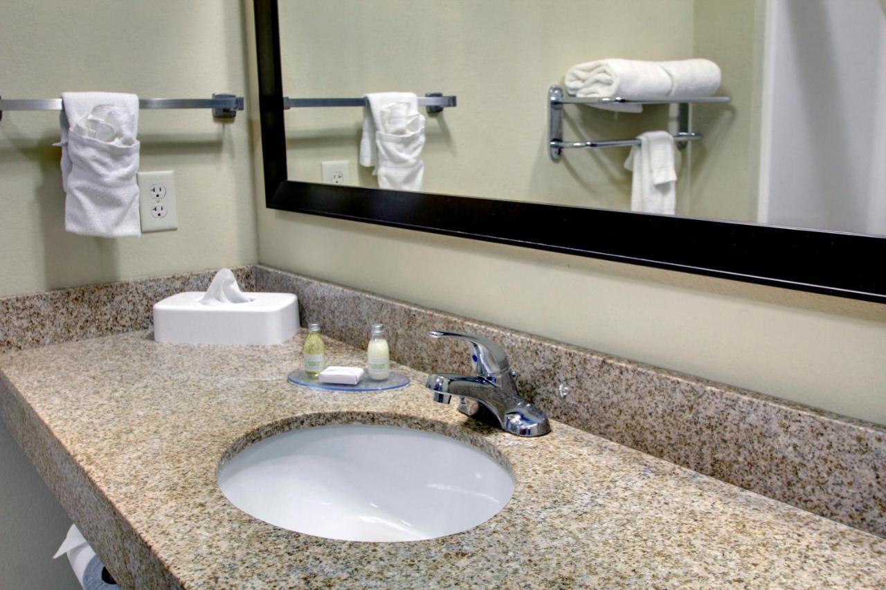 Stanton Inn And Suites Стая снимка